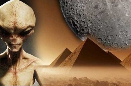 Una razza aliena che colonizza il sistema solare Costruisce piramidi su Marte e sulla Luna