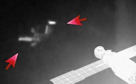 Strani UFO catturati dalle telecamere della Stazione Spaziale, quindi la Nasa passa alla schermata blu