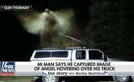 Il capo dei vigili del fuoco del Michigan afferma che la sua videocamera di sicurezza ha catturato un angelo “fluttuando su un camion”